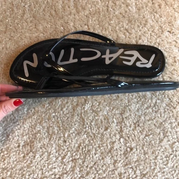 Kenneth Cole Reaction Black sandal thong Flip flops shoe size 10 - Picture 2 of 4